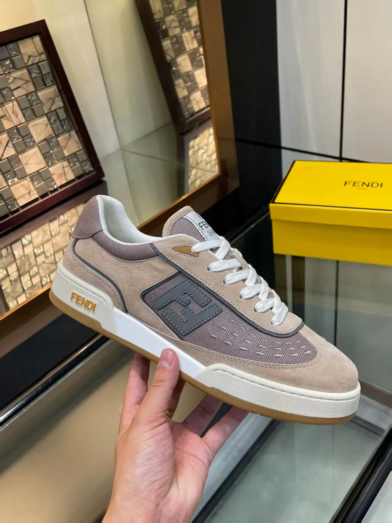 Factory price: 600💰Top version for couples Fendi 2025 New Year Hot Series [Couples👫Casual Sports Shoes] FD match Original Purchased One to One Reproduction The first sports shoe fendi match created by designer Kim Jones and Donkey Brand Trainer basketball sneakers, fresh blood injected with FF retro design Super good-looking and versatile, the upper is made of cowhide and cowhide splicing combination, with raised double F on the side The logo lining is made of terry velvet ✔️ Super soft on the feet, lightweight, comfortable to match with sweatshirts, Fabric: Cowhide ➕ Cow color matching, Outsole: Original open mold multi-color color matching sole, Packaging: Original full set of packaging, Size: Women's 35-40 / Men's 38-44, customized 45